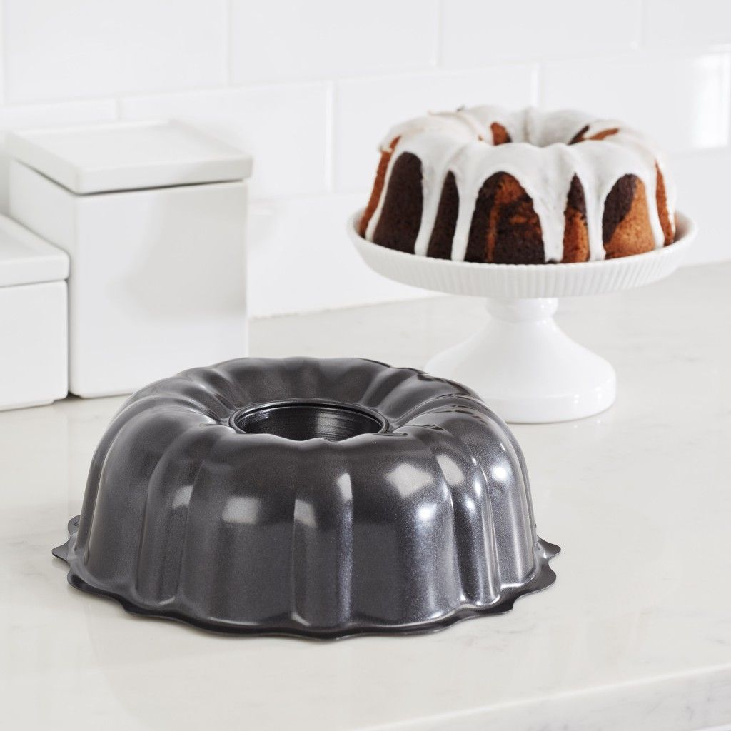  Cuisinart Chef's Classic Nonstick Bakeware | 9.5" Fluted Cake Pan
